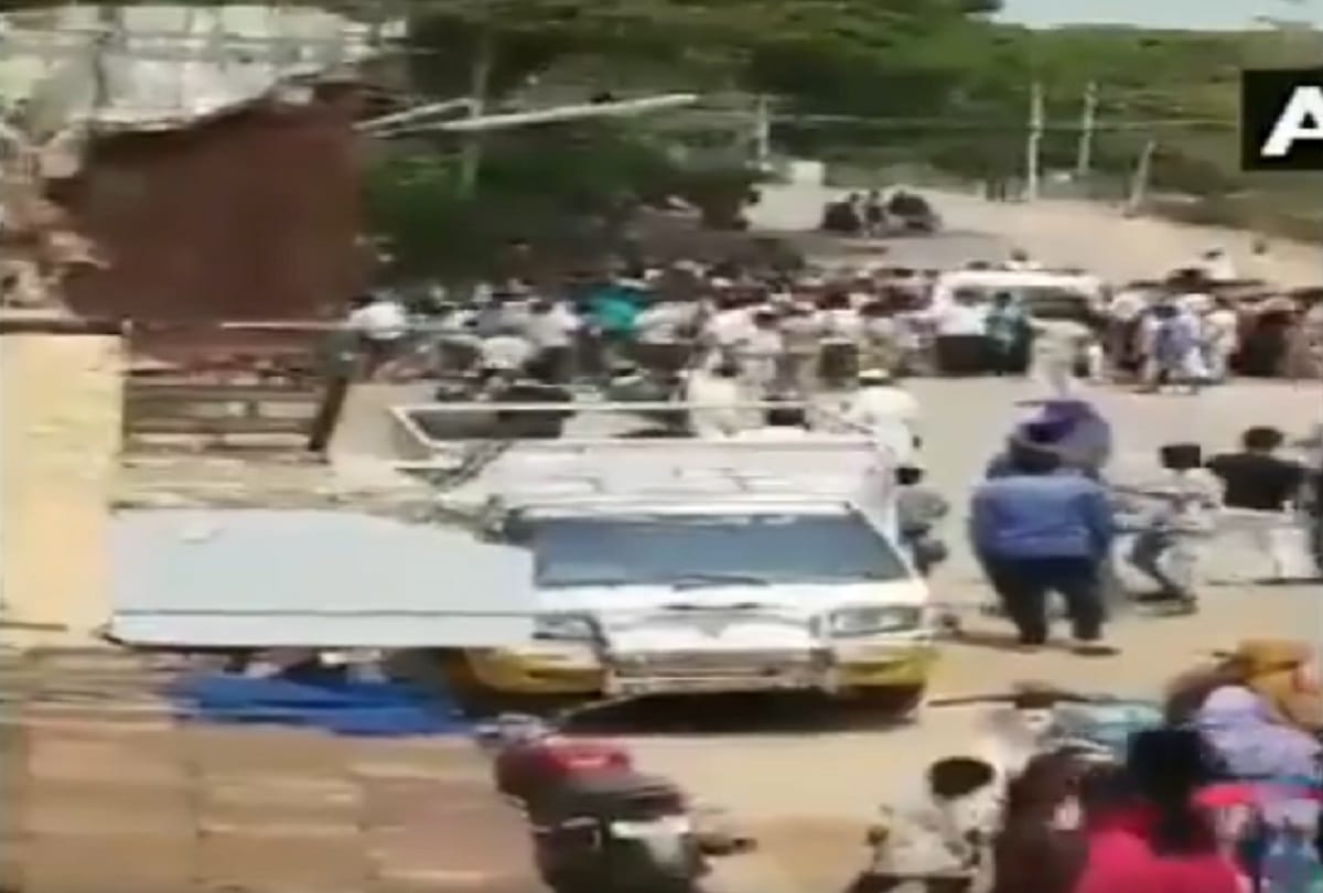 Karnataka: Stones pelted at policemen when they forbade group people offering Friday prayers mosque in Mantur Hubli