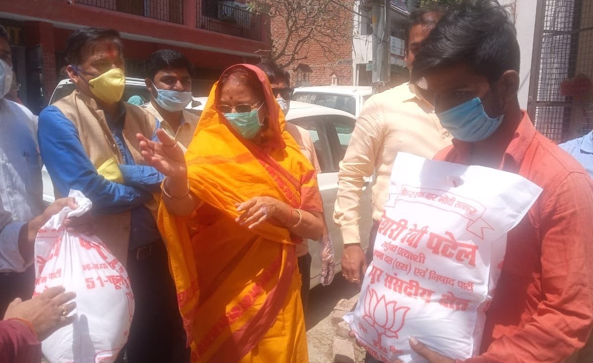 people delivered the food material in the city