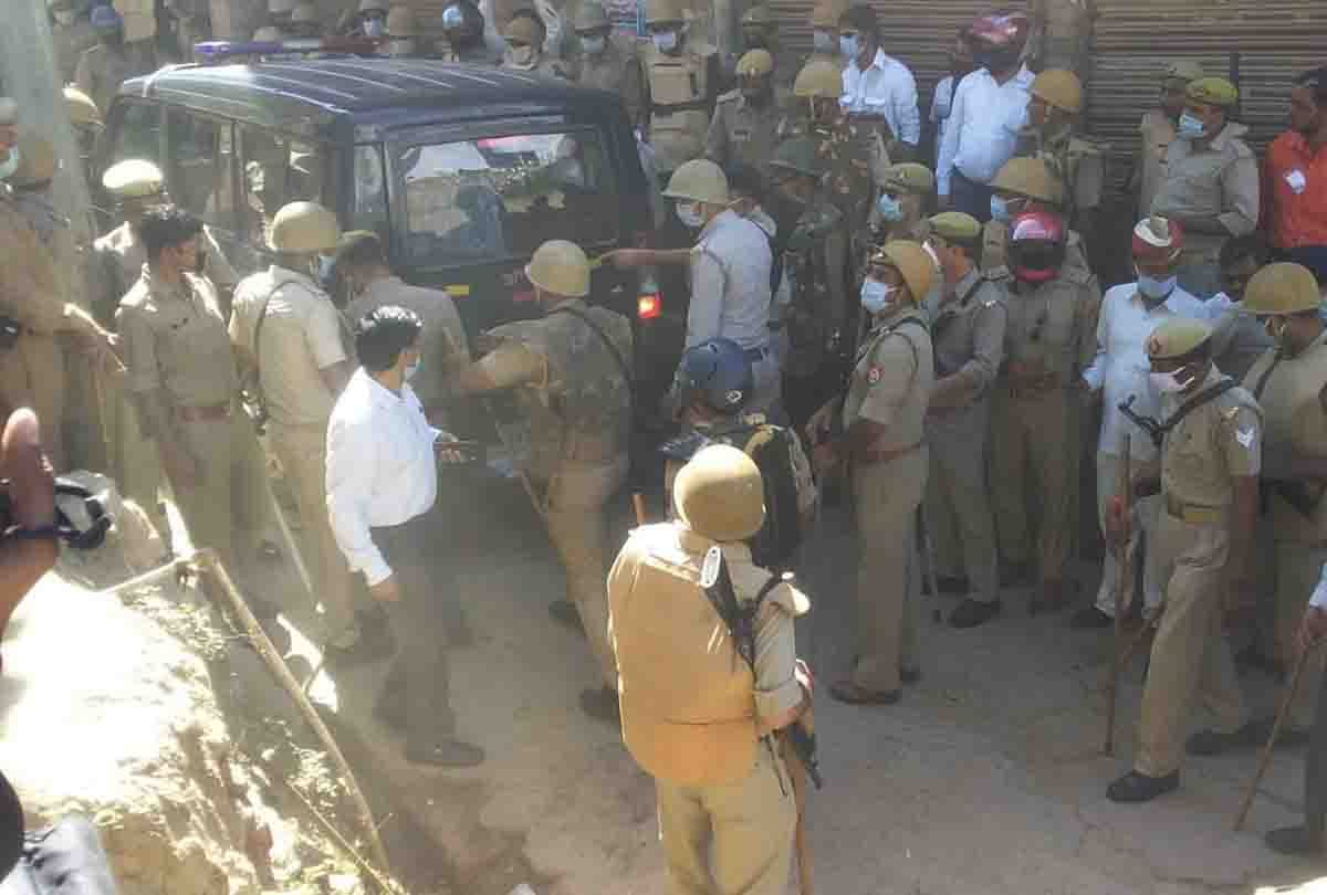 lockdown in up: police attacked was reached to stop the prayers, 16 people arrested