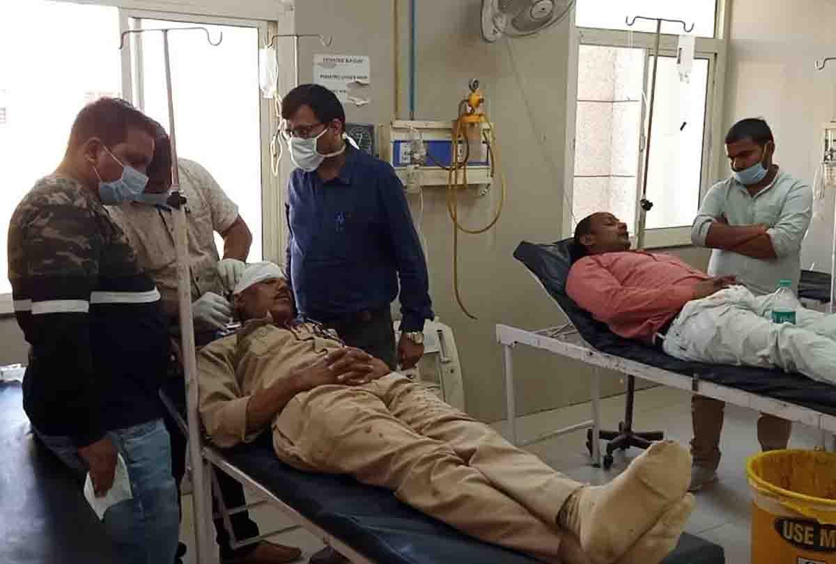 lockdown in up: police attacked was reached to stop the prayers, 16 people arrested
