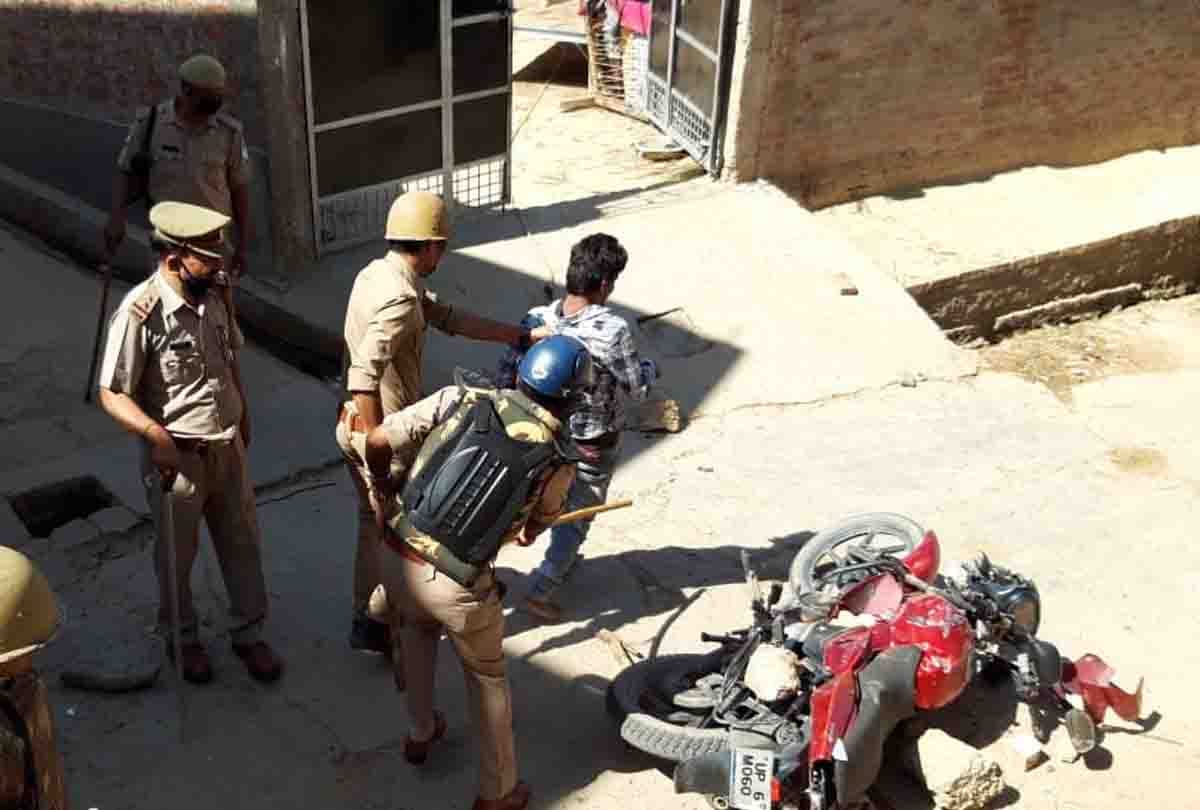 lockdown in up: police attacked was reached to stop the prayers, 16 people arrested
