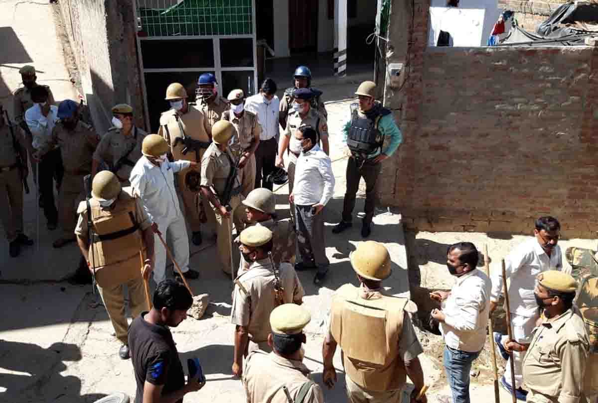 UP: Hundreds of mobs attacked on police to prevent them from performing mass prayers