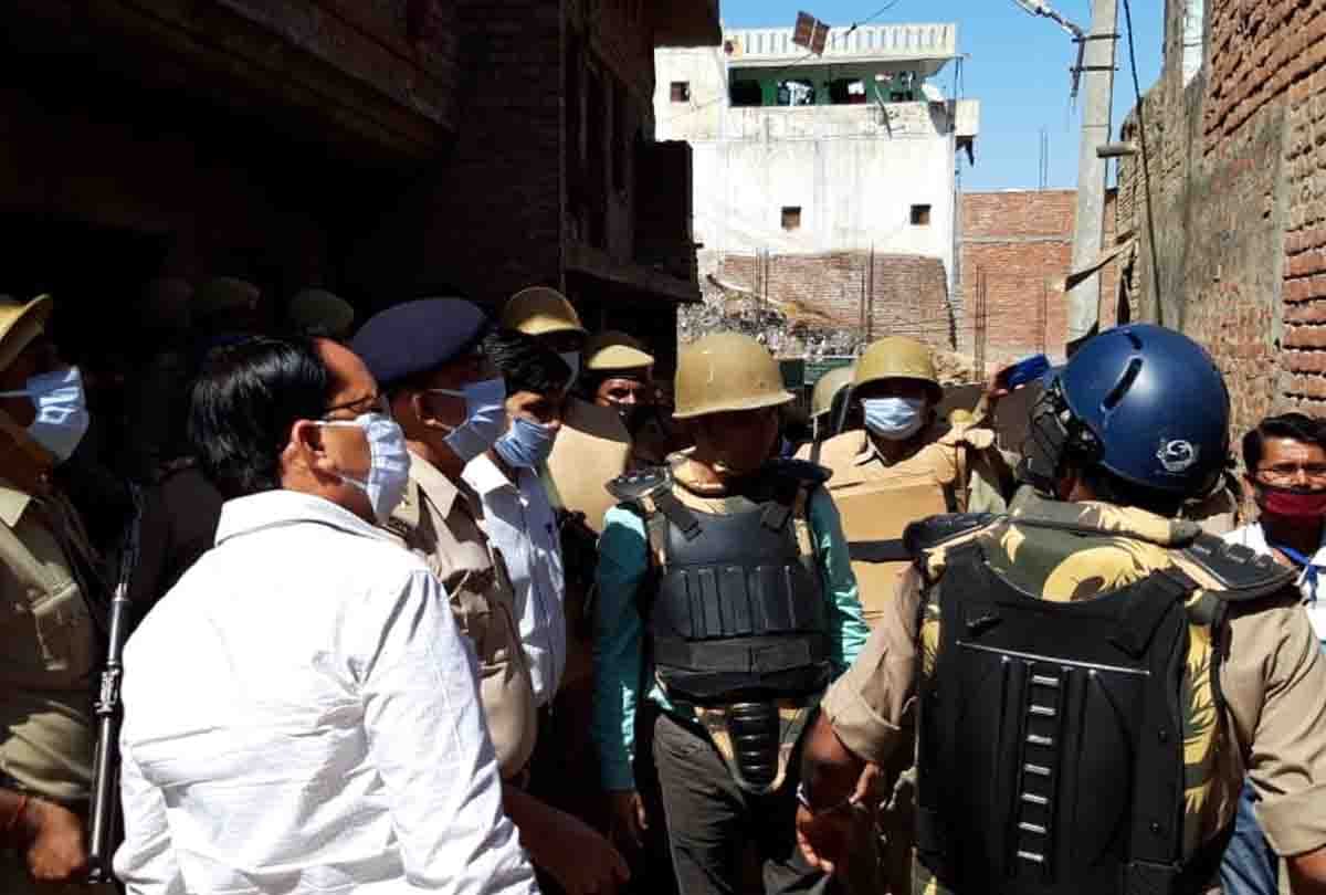 lockdown in up: police attacked was reached to stop the prayers, 16 people arrested