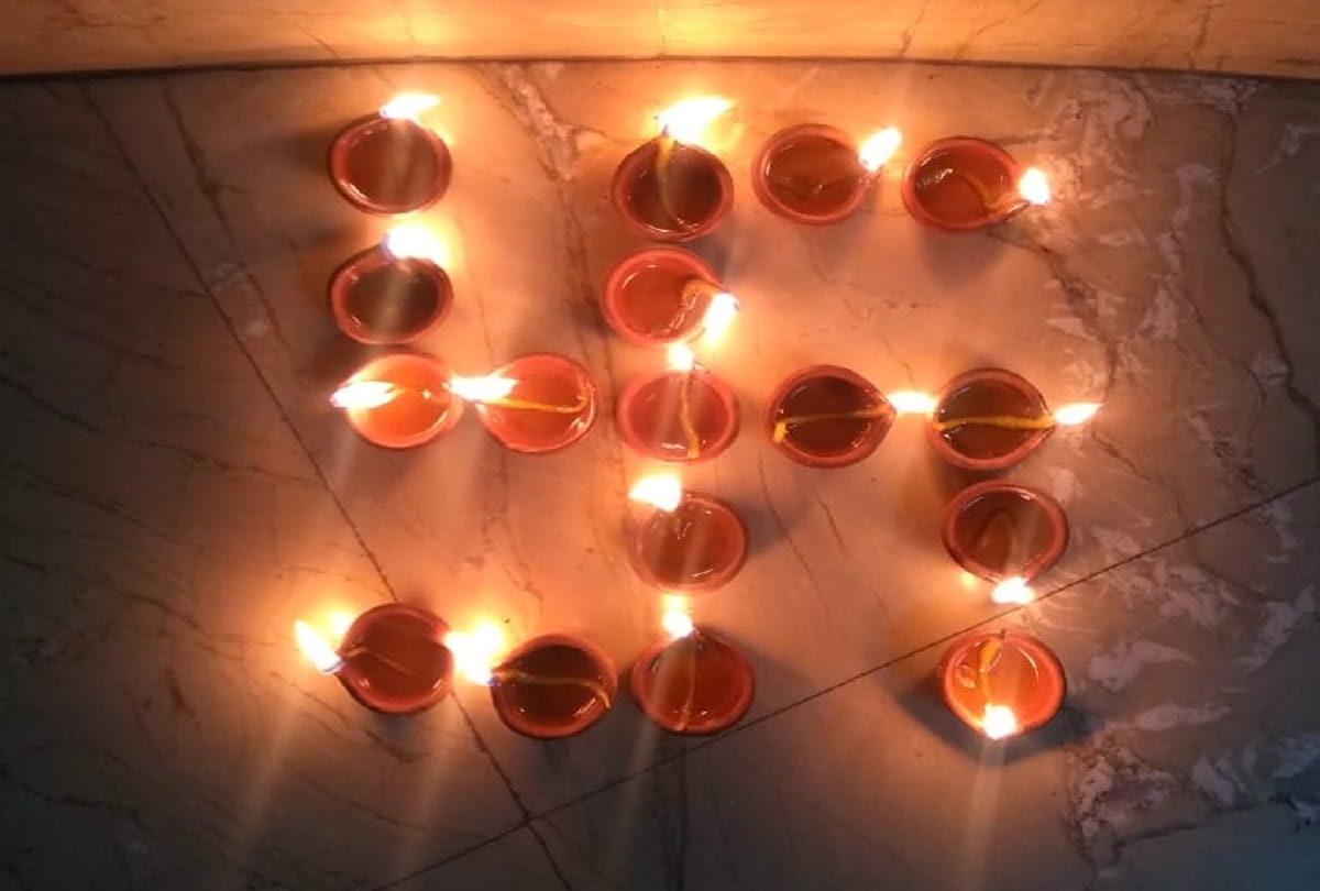 Coronavirus people celebrate ramnavmi 2020 by lighting candles at their homes before PM Modi