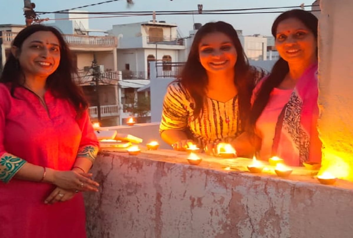 Coronavirus people celebrate ramnavmi 2020 by lighting candles at their homes before PM Modi