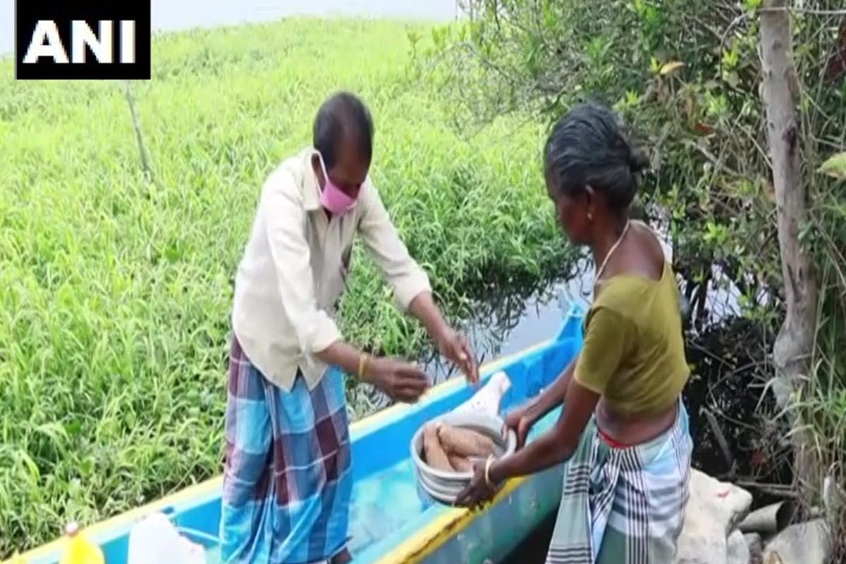 coronavirus due to lockdown alappuzha people cannot visit market so 50 year old sailor helping them