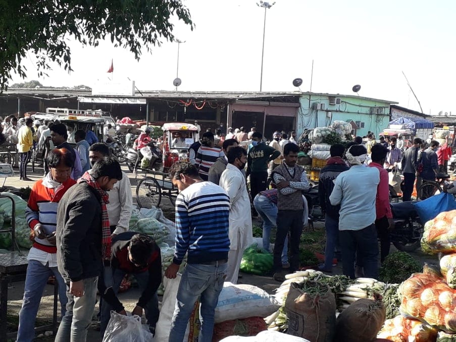 Uttarakhand lockdown: Public Not Follow Social Distancing In haridwar vegetable Mandi
