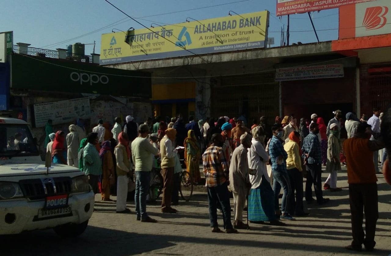Uttarakhand Lockdown: less people seen in shop, rush seen out of bank