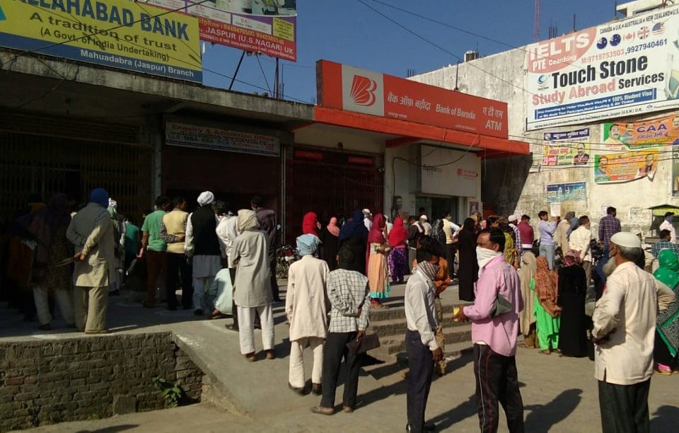 Uttarakhand Lockdown: less people seen in shop, rush seen out of bank