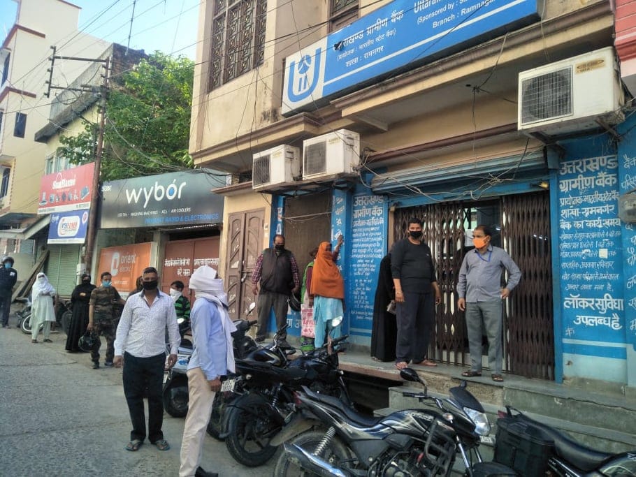 Uttarakhand Lockdown: less people seen in shop, rush seen out of bank