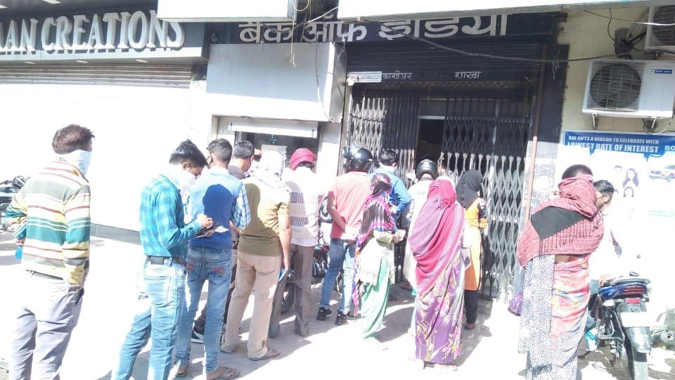 Uttarakhand Lockdown: less people seen in shop, rush seen out of bank