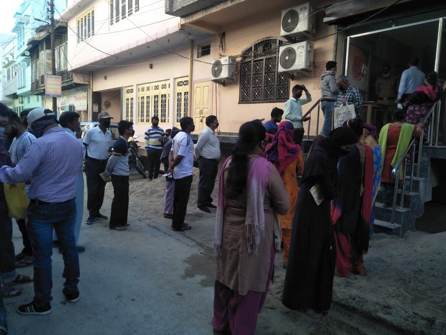 Uttarakhand Lockdown: less people seen in shop, rush seen out of bank