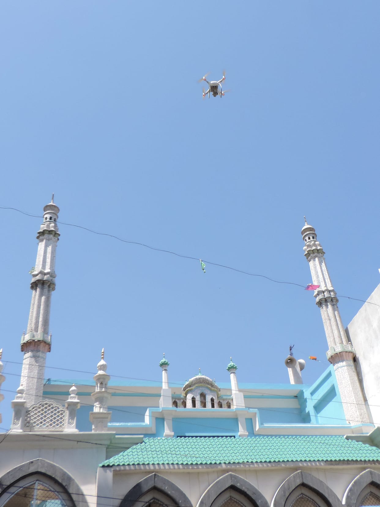 masjidon ke baahar alart raha prashaasan, dron se huee nigaraanee