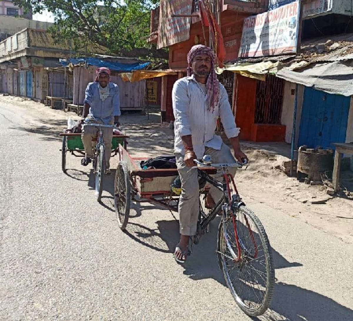 Two people go to bihar his house with rickshaw from Delhi