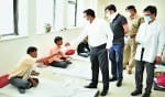 कोरंटाइन सेंटर का निरीक्षण करते डीएम और अन्य अधिकारी।