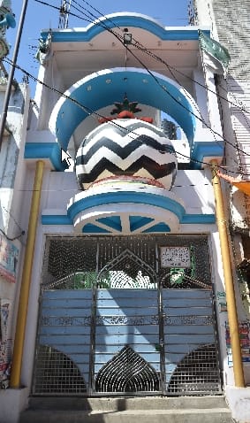 Before the raids of the police, the old city moved