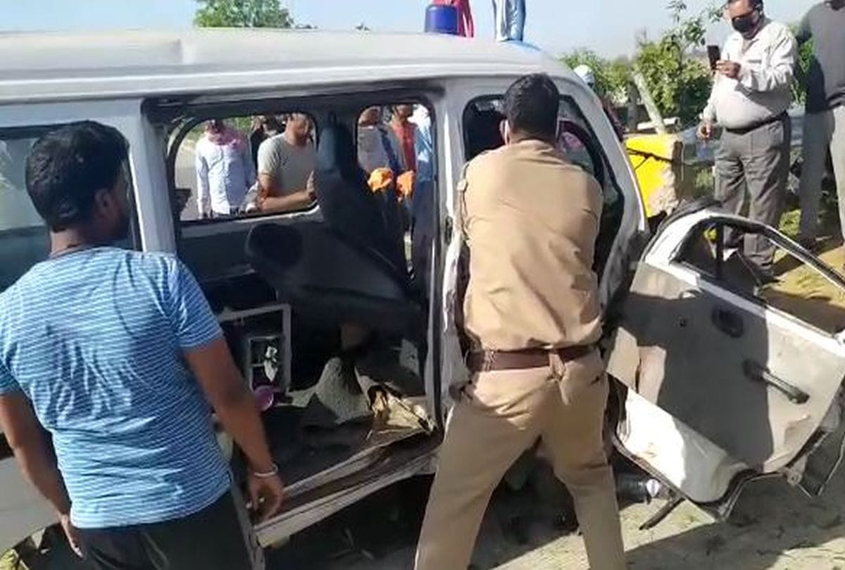 Ambulance overturned on Yamuna Expressway in Lockdwon