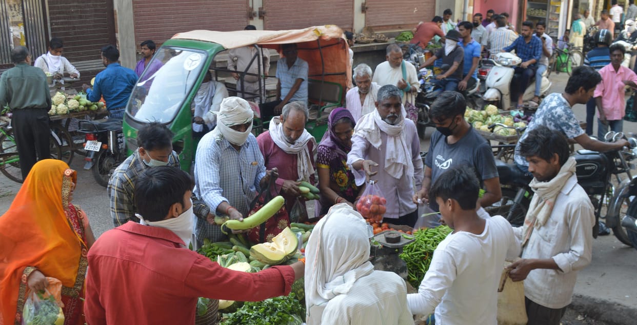 mob in market during lockdown