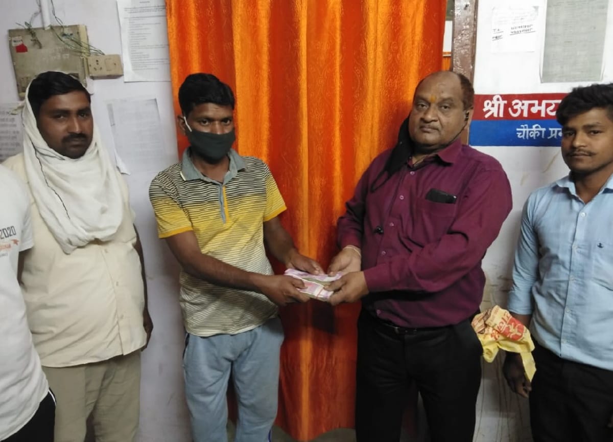 police returned 1.83 lakh of transporter in gorakhpur