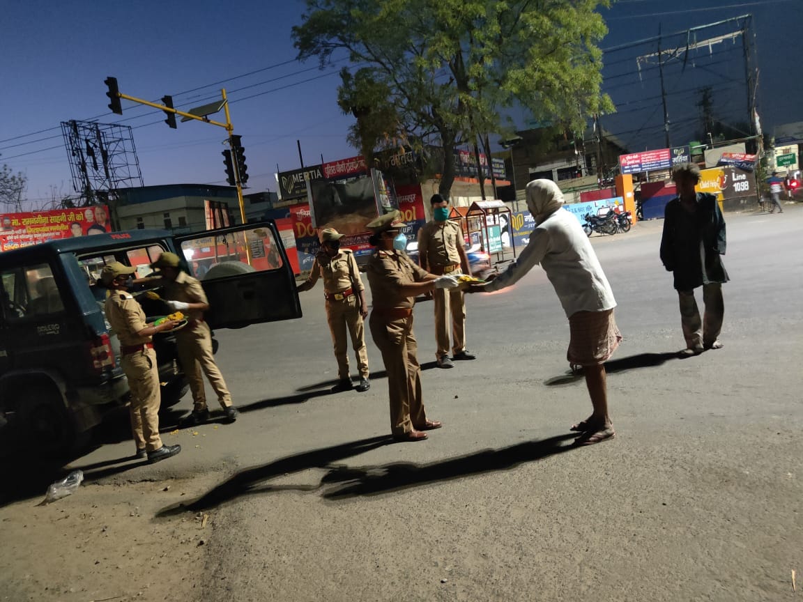 police distributed food in people see latest photos at gorakhpur
