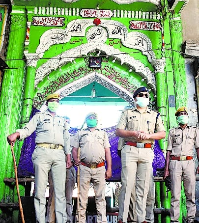 Police trapped in Shahdana Wali Dargah sent home