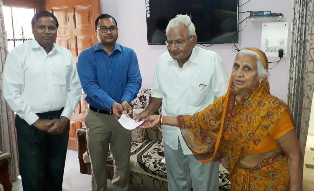 10 lakh check given in DM Relief Fund