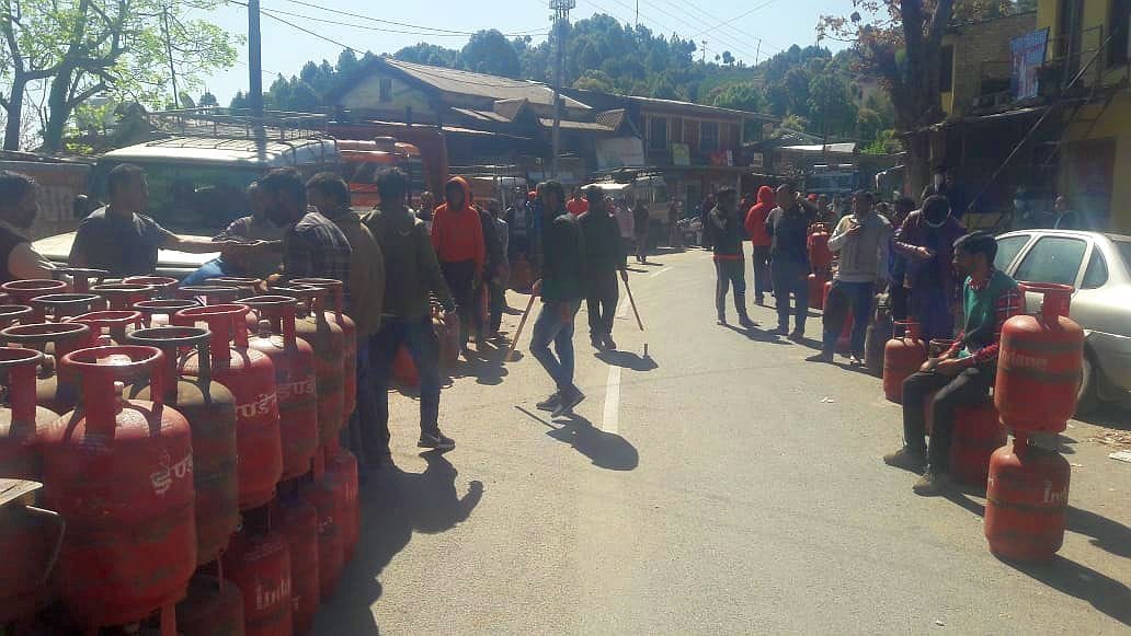 LPG cylinders are being distributed door to door