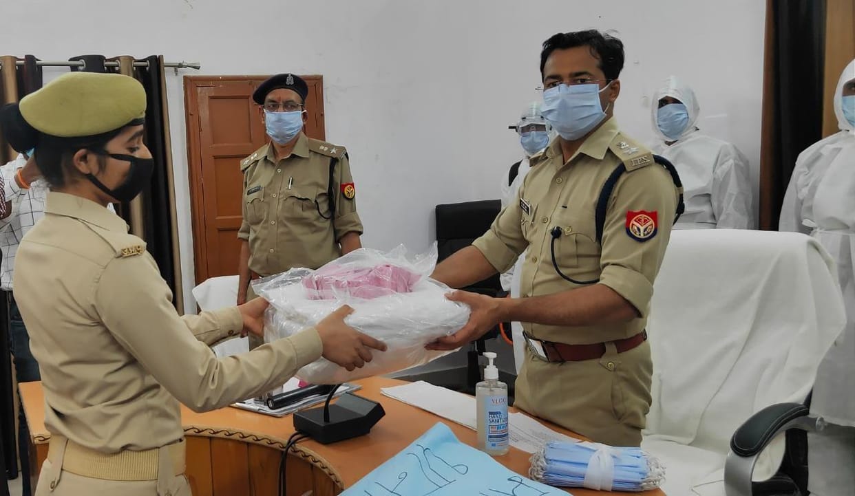 SP distributes kit to police personnel for rescue from Corona