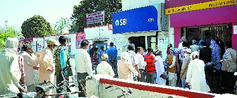 Crowd in banks, safety standards are not being followed