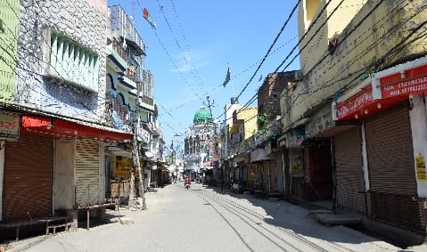 Lock down: People running to see police, shutters of shops fall