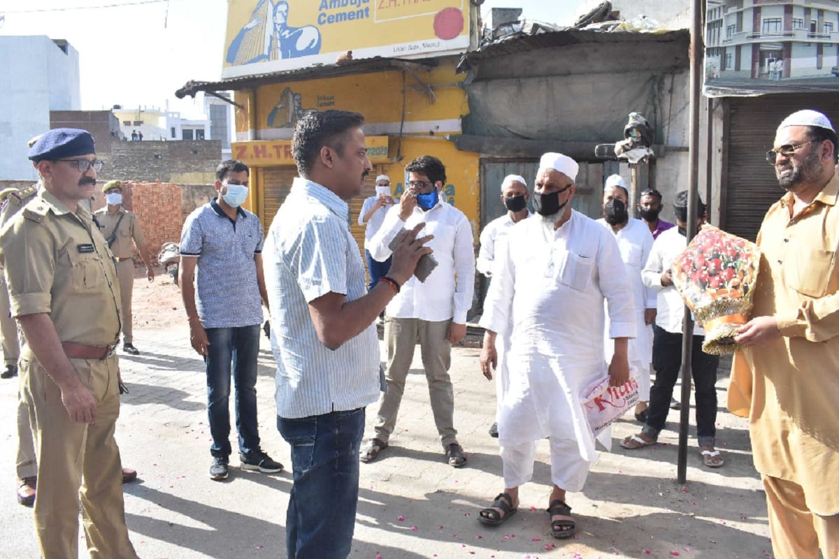 Lockdown Meerut Update News, Muslim people welcomed police officers with flowers