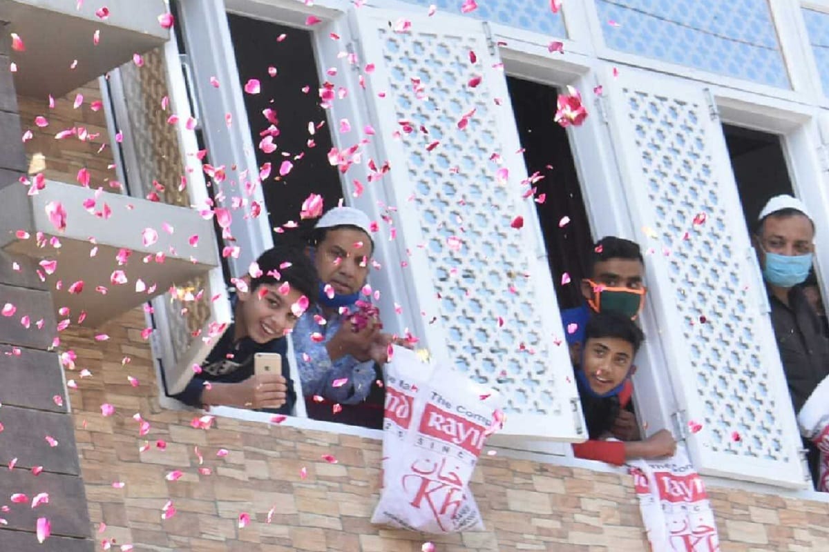 Lockdown Meerut Update News, Muslim people welcomed police officers with flowers