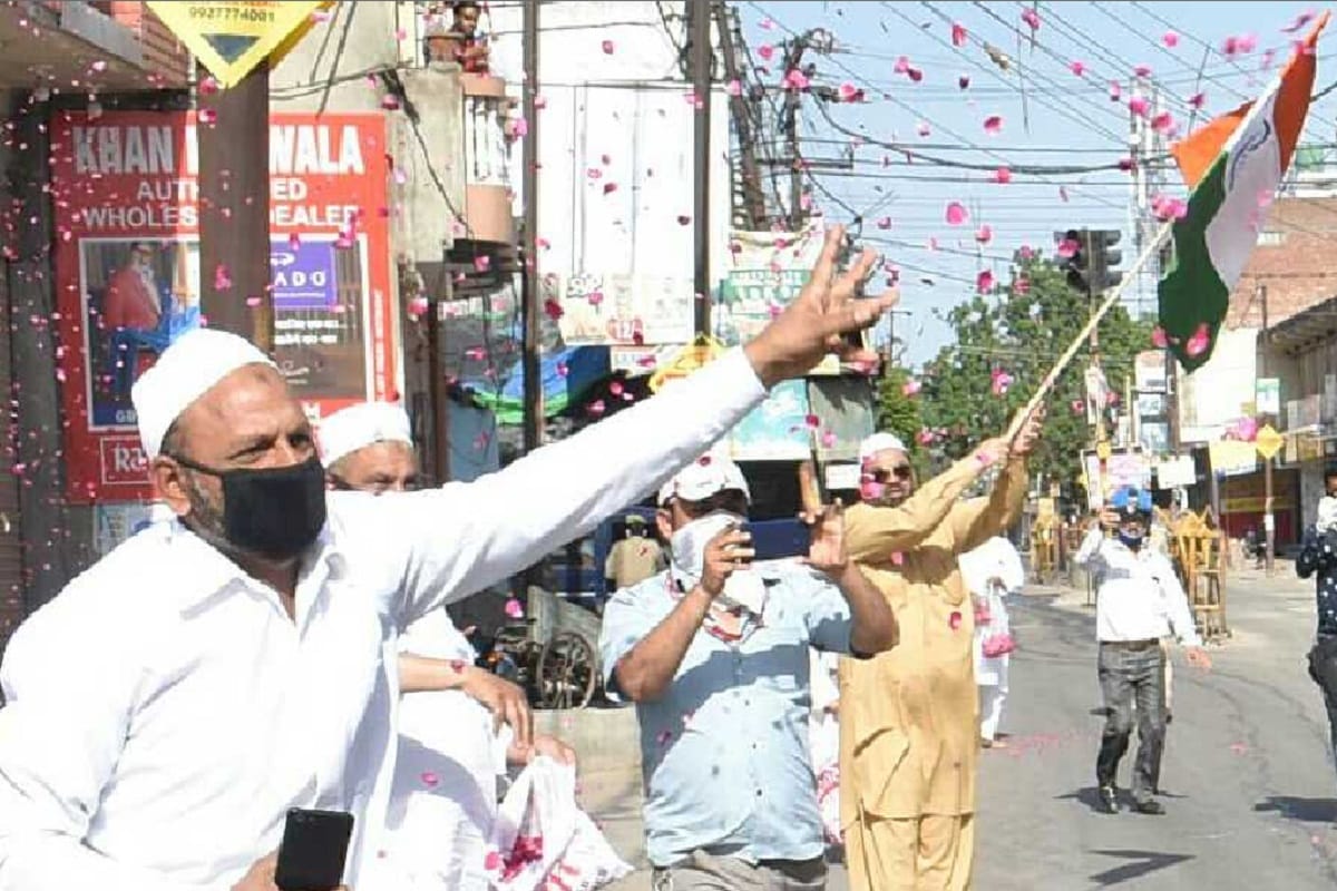 Lockdown Meerut Update News, Muslim people welcomed police officers with flowers