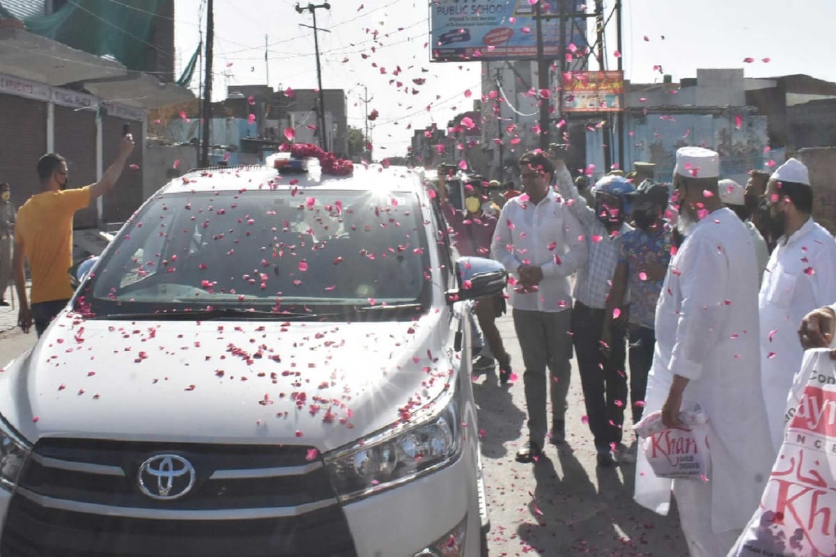 Lockdown Meerut Update News, Muslim people welcomed police officers with flowers