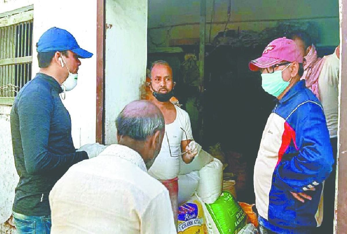 lockdown update news SP City caught black marketing on shop in Mathura