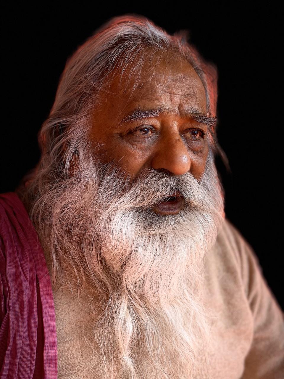Paramhans Swami Adgadanand Maharaj, in a message sent to the devotees, said - don't give up the expectations, follow the lock down