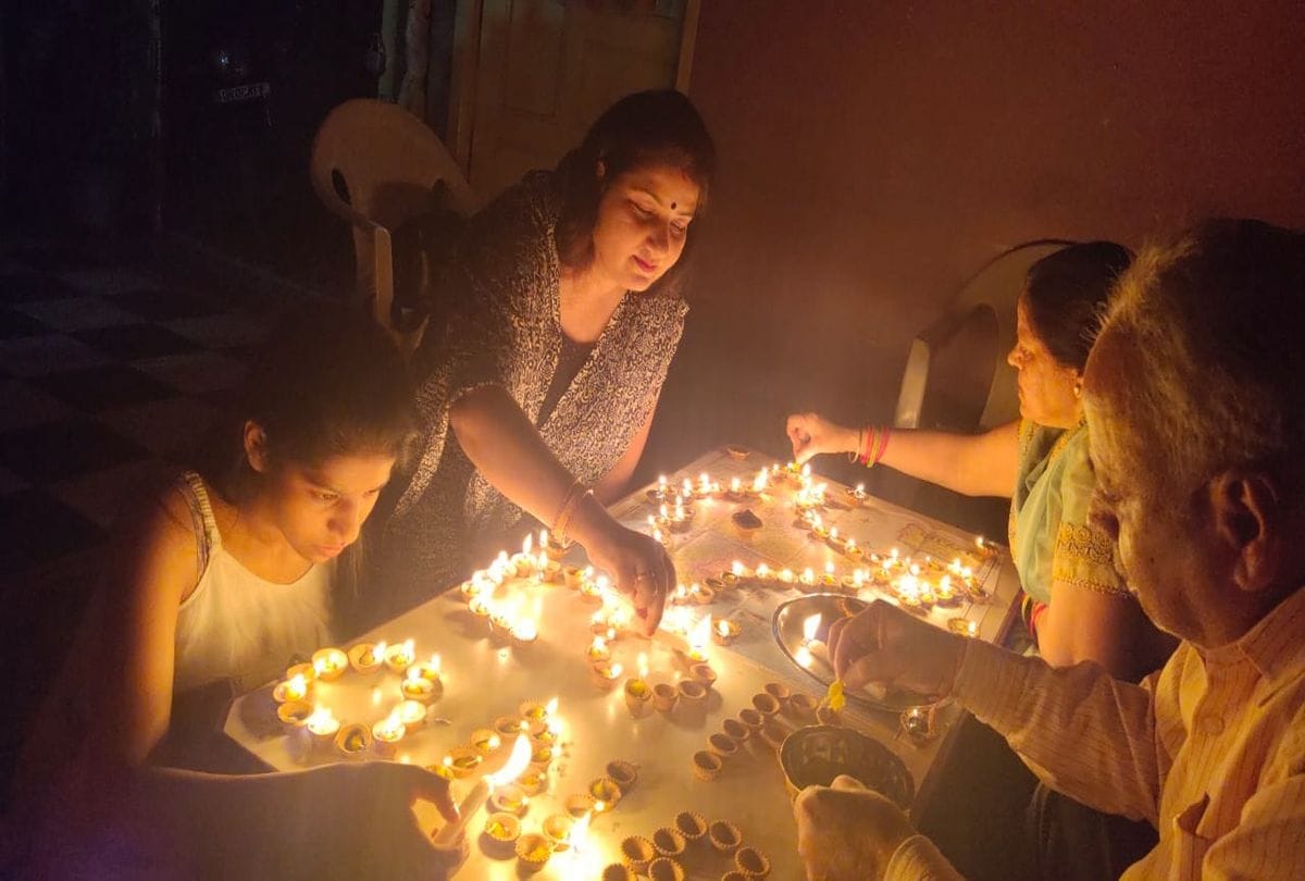 Fight against coronavirus agra people gave message of unity by light up lamps