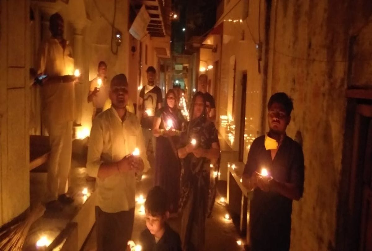 Fight against coronavirus agra people gave message of unity by light up lamps