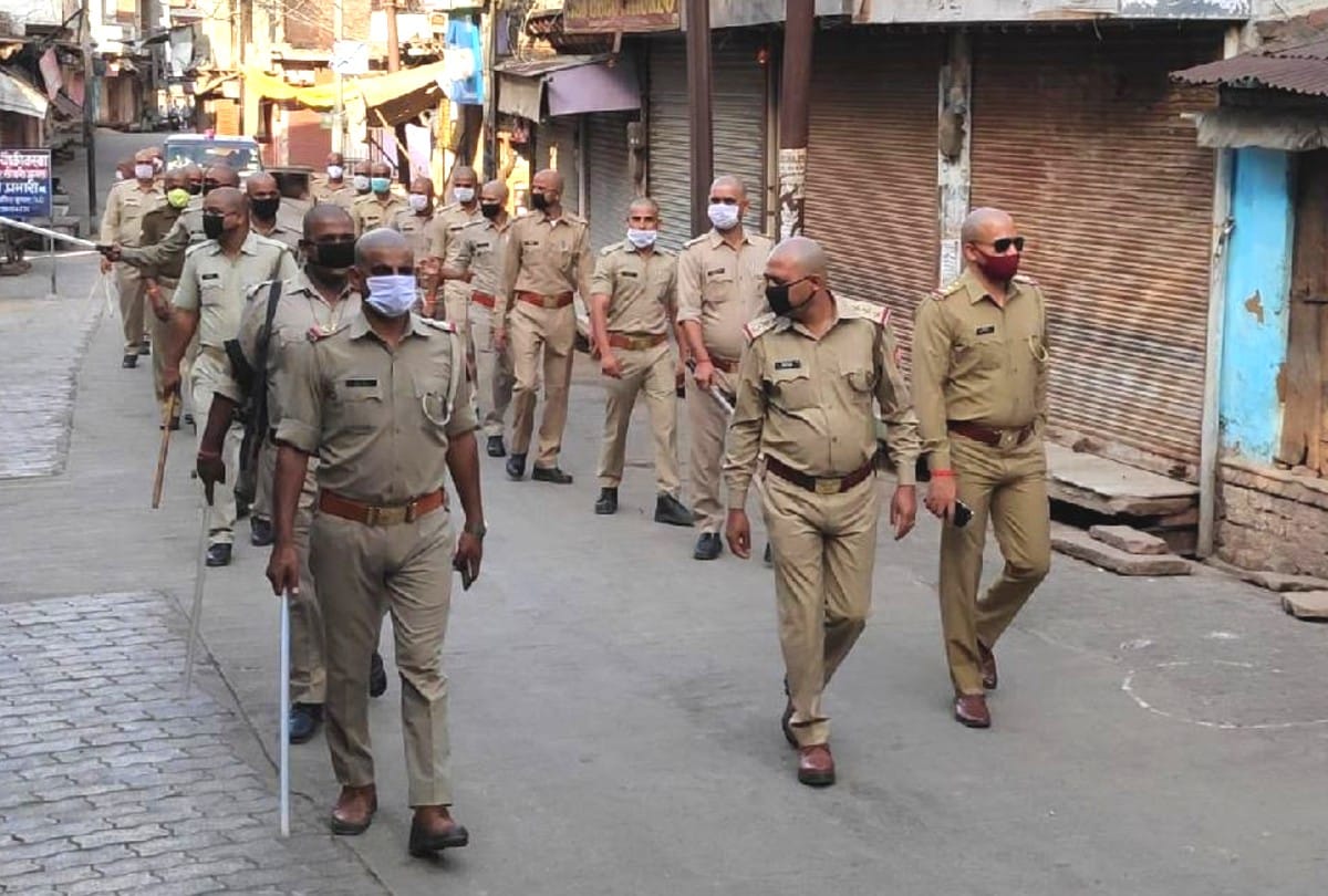 75 policemen got head shaved due to fear of coronavirus infection in agra