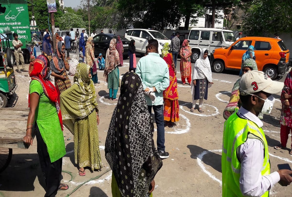 Amar Ujala along with Azad Foundation distributes ration among needy people in city
