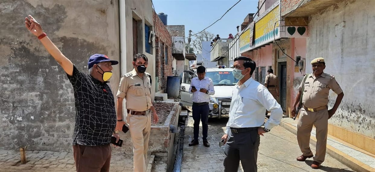 Hathras: Seal remains three km area, lathis rained on the exit