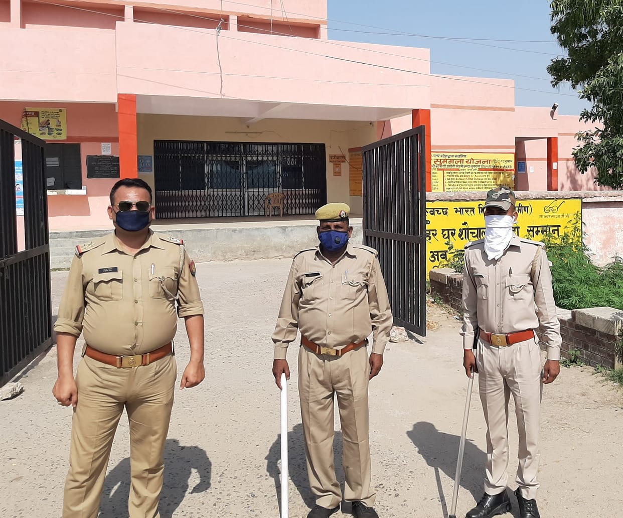 Hathras: Doctors perform routine checkup of corona infected deposits