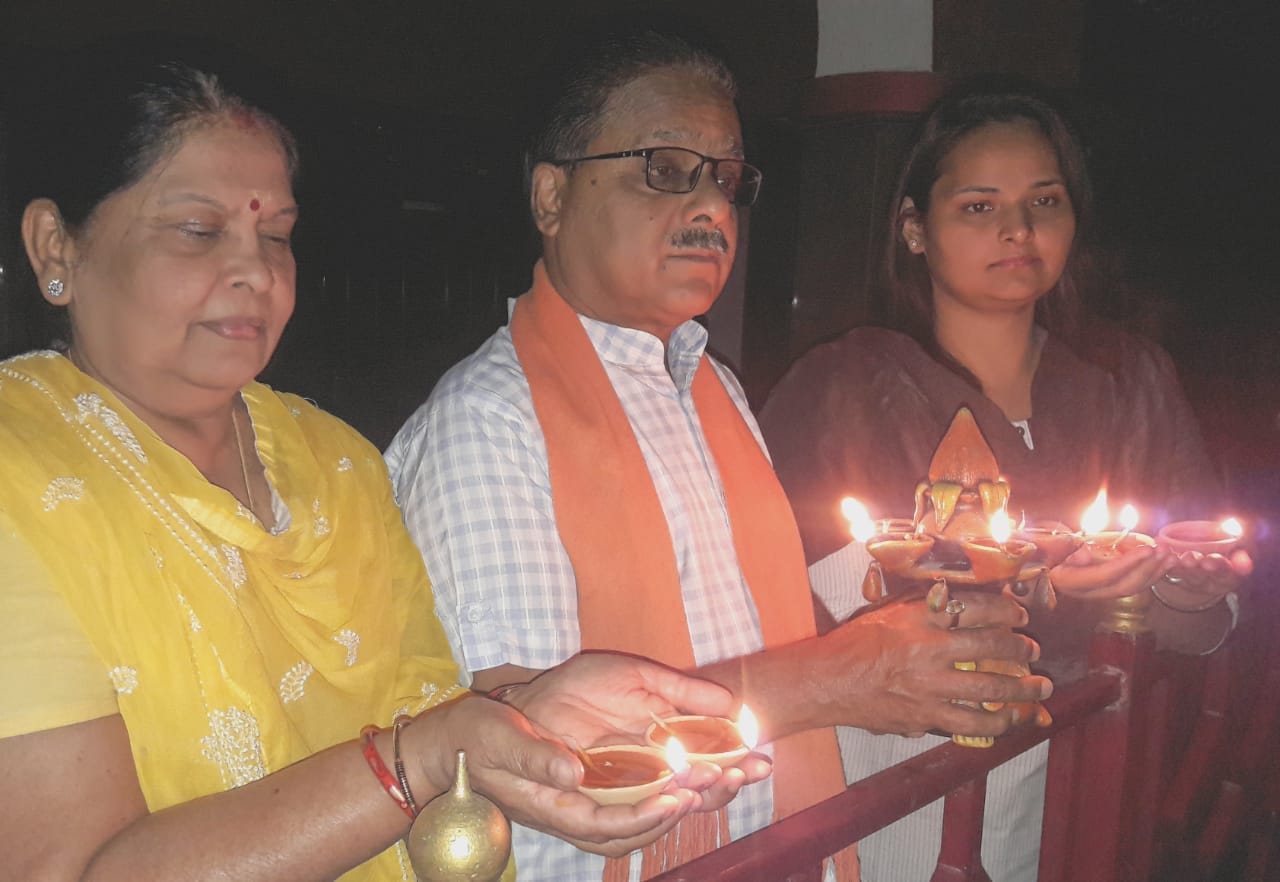 Gorakhpur city looking beautiful in candle light diyas and mobile flash see latest photos