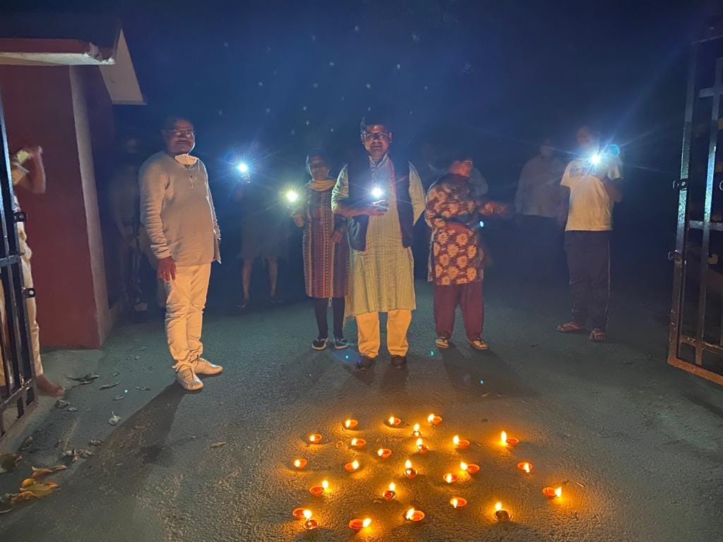 Gorakhpur city looking beautiful in candle light diyas and mobile flash see latest photos