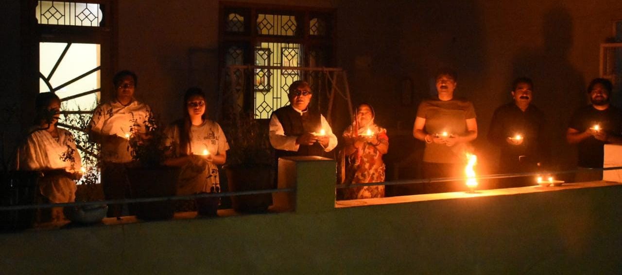 Gorakhpur city looking beautiful in candle light diyas and mobile flash see latest photos