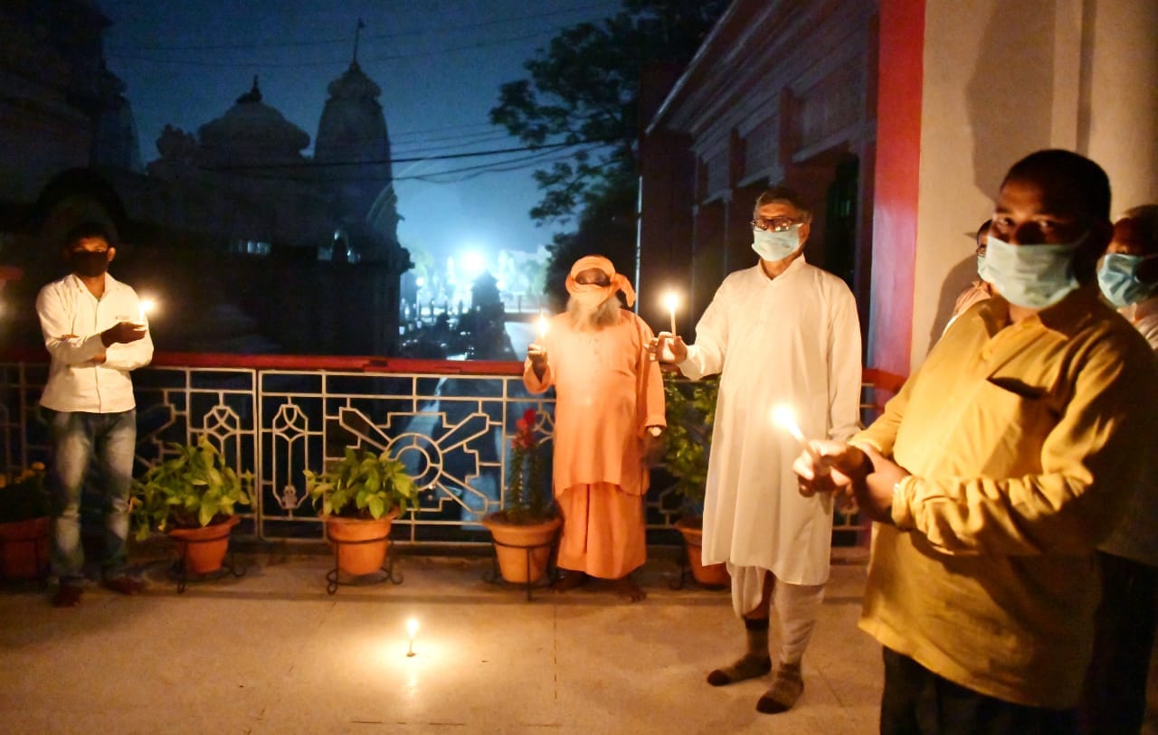 Gorakhpur city looking beautiful in candle light diyas and mobile flash see latest photos