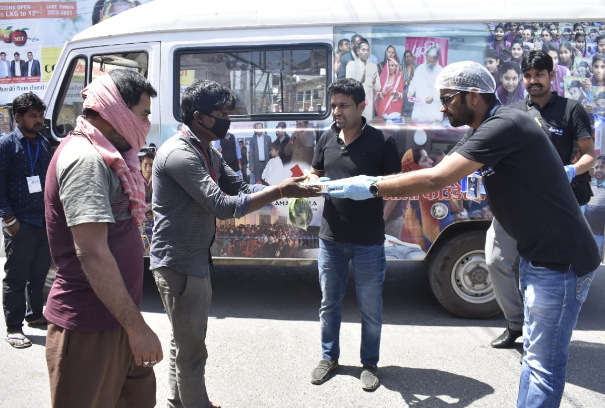 Amar Ujala foundation Distributed Food hunger people in gorakhpur
