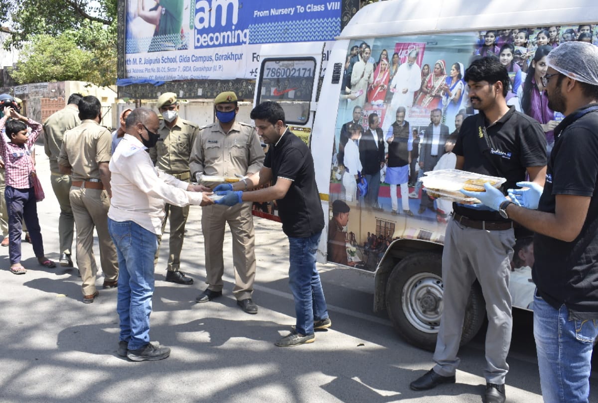 Amar Ujala foundation Distributed Food hunger people in gorakhpur