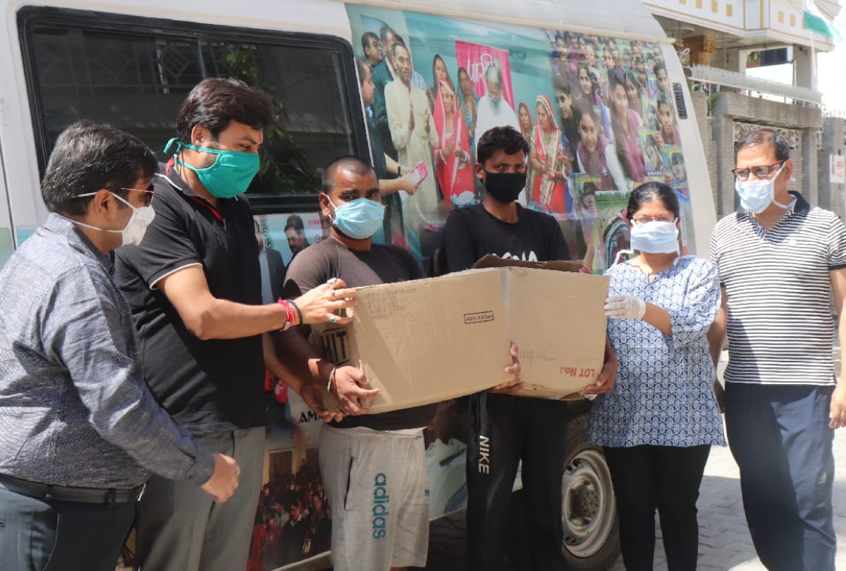 Amar Ujala foundation Distributed Food hunger people in gorakhpur