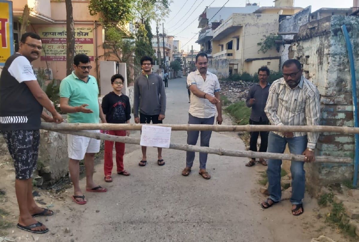 Barricading in colony for social distance after lockdown in gorakhpur